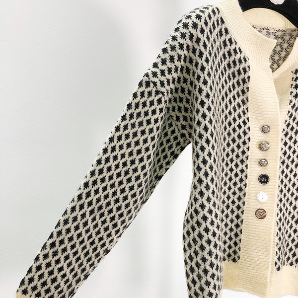 Vesta scurta de dama cu nasturi diferiti