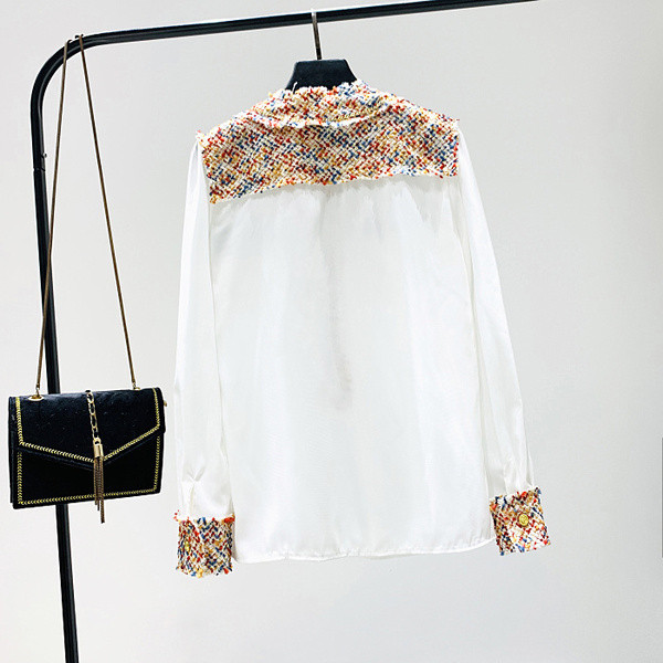 Cămașă modernă de damă cu decolteu spitz, nasturi și buzunare