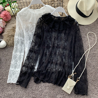 Bluză casual de damă din dantelă cu decolteu oval în bej, alb și negru