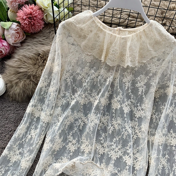 Bluză casual de damă din dantelă cu decolteu oval în bej, alb și negru