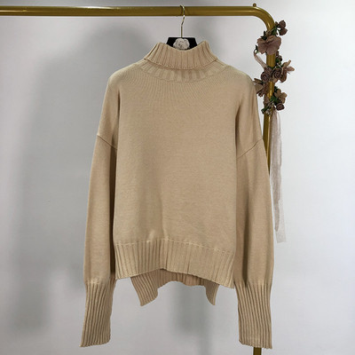 Pulover de damă asimetric cu fante și guler polo