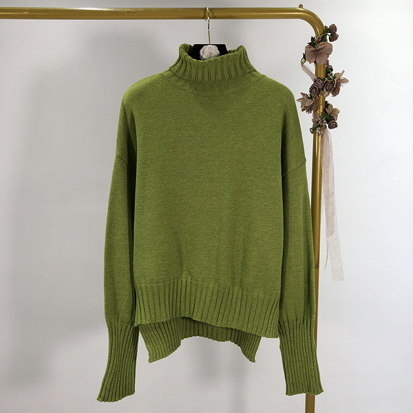 Pulover de damă asimetric cu fante și guler polo