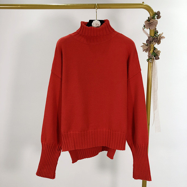 Pulover de damă asimetric cu fante și guler polo