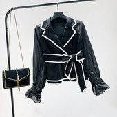 Cămașă modernă de damă cu decolteu spitz și panglică în alb-negru