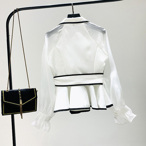 Cămașă modernă de damă cu decolteu spitz și panglică în alb-negru