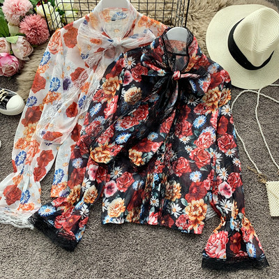 Cămașă modernă de damă cu panglică și model floral în alb și negru