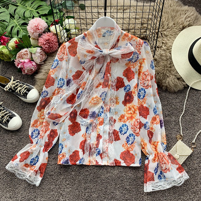 Cămașă modernă de damă cu panglică și model floral în alb și negru