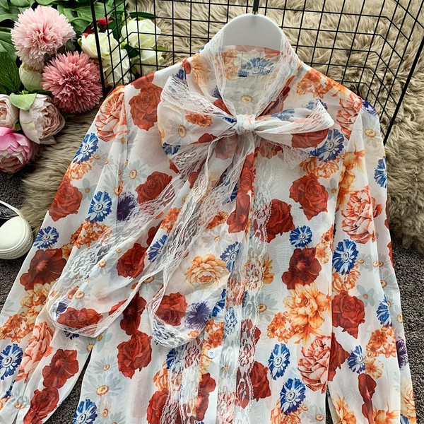 Cămașă modernă de damă cu panglică și model floral în alb și negru