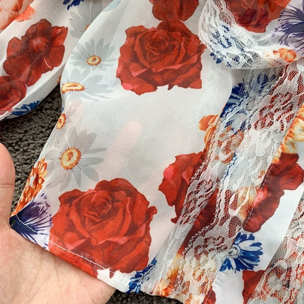 Cămașă modernă de damă cu panglică și model floral în alb și negru