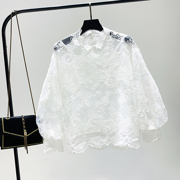 Μοντέρνα γυναικεία δαντελένια μπλούζα με μακριά μανίκια σε λευκό και μπεζ χρώμα