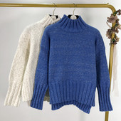 Pulover gros cu fante și guler polo în alb și albastru