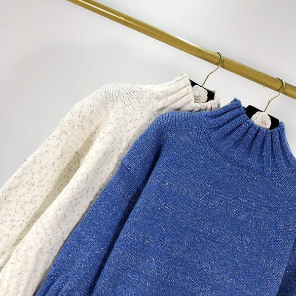 Pulover gros cu fante și guler polo în alb și albastru