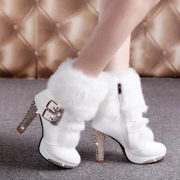Модерни дамски боти с пух и дебел ток в бял и черен цвят 