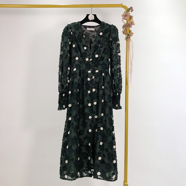 Hosszú, sötét színű csipkeruha spitz nyakkivágással