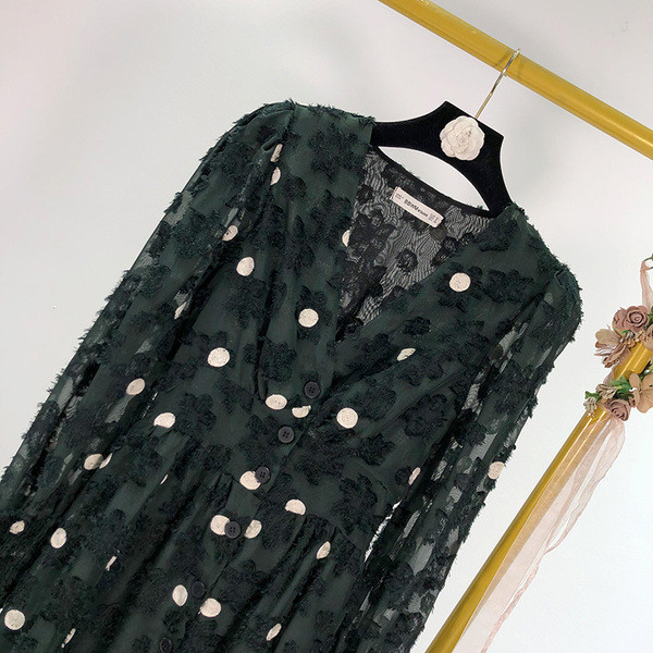 Hosszú, sötét színű csipkeruha spitz nyakkivágással