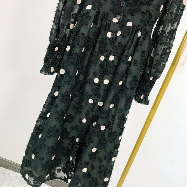 Hosszú, sötét színű csipkeruha spitz nyakkivágással