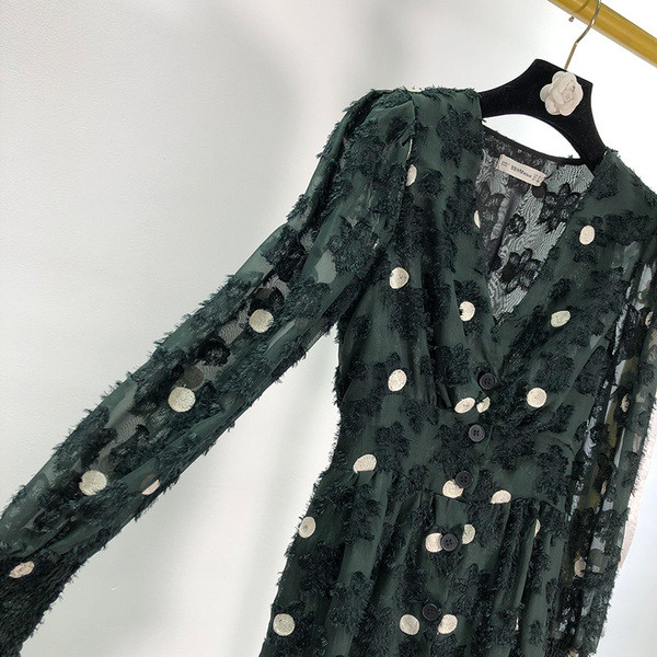 Hosszú, sötét színű csipkeruha spitz nyakkivágással