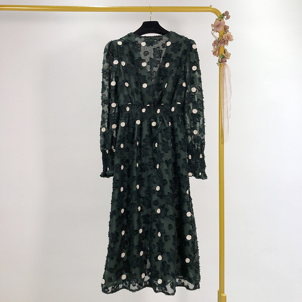 Hosszú, sötét színű csipkeruha spitz nyakkivágással