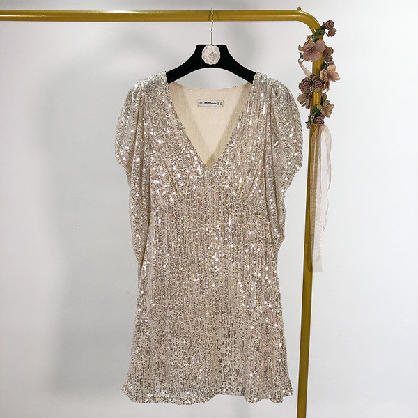 Rochie scurta eleganta cu paiete de culoare aurie si decolteu spitz