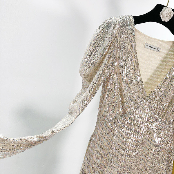 Rochie scurta eleganta cu paiete de culoare aurie si decolteu spitz