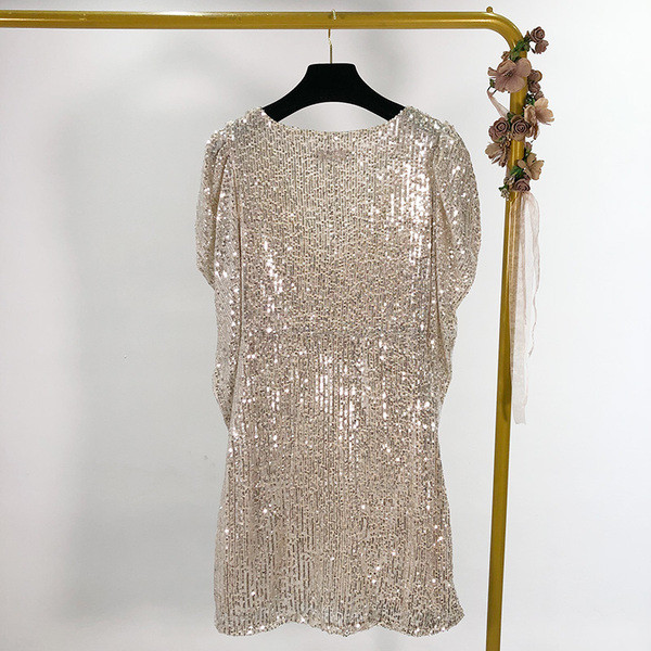 Rochie scurta eleganta cu paiete de culoare aurie si decolteu spitz