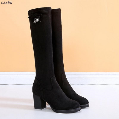 Μοντέρνες γυναικείες μπότες με παχιά τακούνια και διακοσμητικές πέτρες σε μαύρο χρώμα