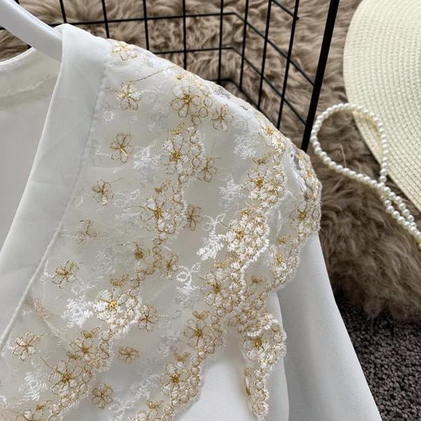 Cămașă modernă de damă cu nasturi și dantelă în alb