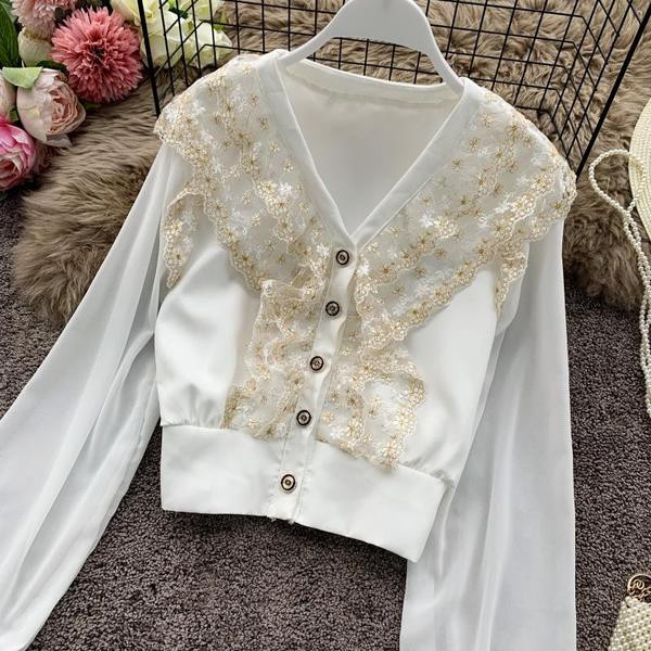 Cămașă modernă de damă cu nasturi și dantelă în alb