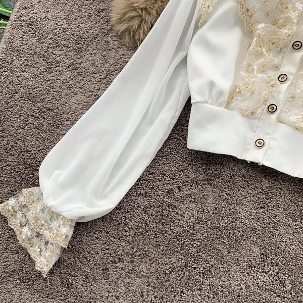 Cămașă modernă de damă cu nasturi și dantelă în alb