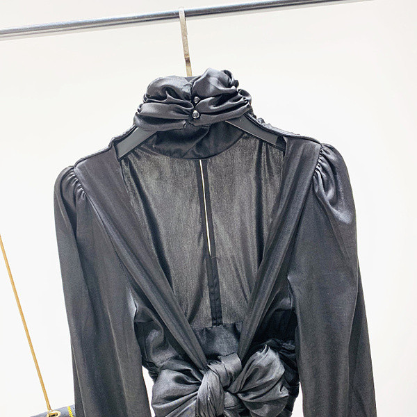 Bluză de damă model nou cu guler polo înalt și decupat la spate în negru