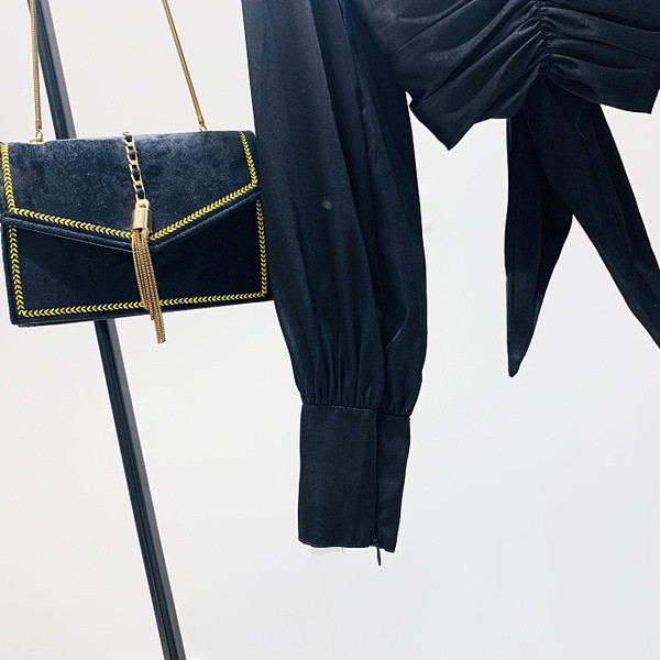 Bluză de damă model nou cu guler polo înalt și decupat la spate în negru