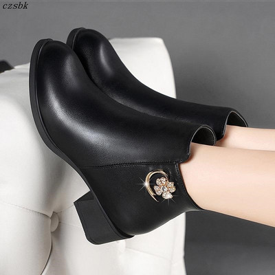 Μοντέρνες γυναικείες μπότες με πέτρες και παχιά τακούνι σε μαύρο χρώμα