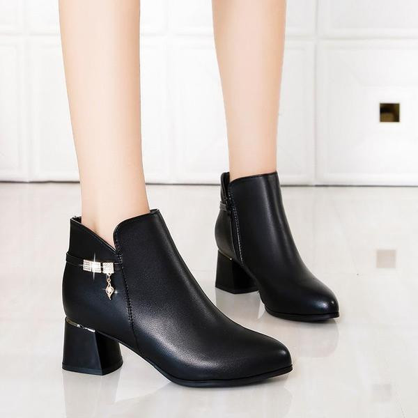 Modern női csizma kövekkel és vastag sarokkal fekete színben