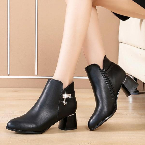 Modern női csizma kövekkel és vastag sarokkal fekete színben