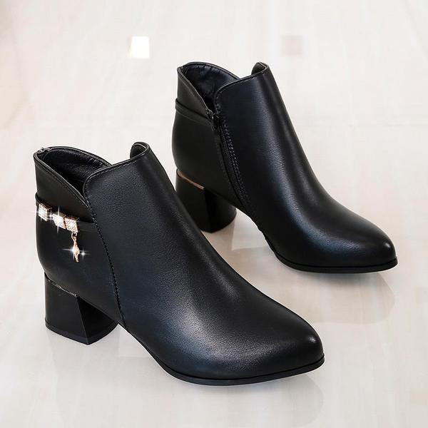 Modern női csizma kövekkel és vastag sarokkal fekete színben