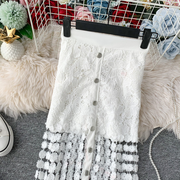 Fusta de dama moderna cu talie inalta si nasturi in alb si negru