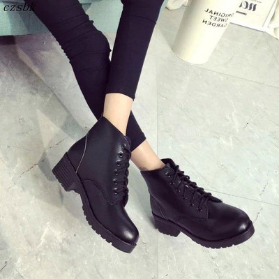 Καθημερινές γυναικείες μπότες με  κορδόνια και παχιά τακούνι σε μαύρο χρώμα