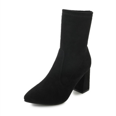 Modern, vastag sarkú női csizma eco velúrból, barna és fekete színben