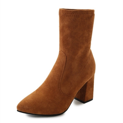 Modern, vastag sarkú női csizma eco velúrból, barna és fekete színben