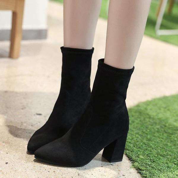 Modern, vastag sarkú női csizma eco velúrból, barna és fekete színben