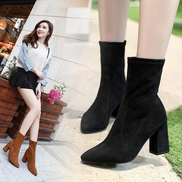 Modern, vastag sarkú női csizma eco velúrból, barna és fekete színben