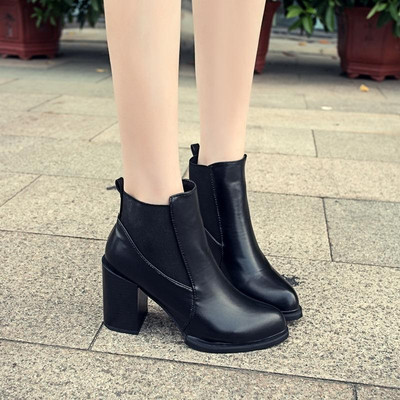 Μοντέρνες γυναικείες μπότες με παχιά τακούνια και κορδόνια σε μαύρο χρώμα