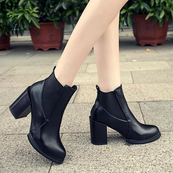 Modern női csizma vastag sarkú és fűzős fekete színben
