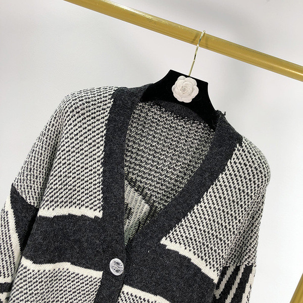 Női alkalmi mellény mély spitz nyakkivágással és mintás mintával