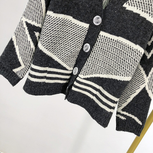 Női alkalmi mellény mély spitz nyakkivágással és mintás mintával