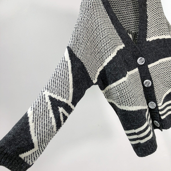 Női alkalmi mellény mély spitz nyakkivágással és mintás mintával