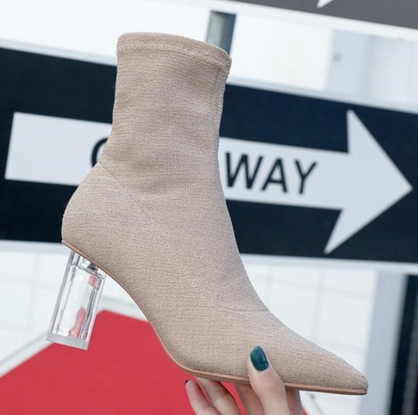 Model NOU de cizme de dama cu toc inalt de culoare bej si negru