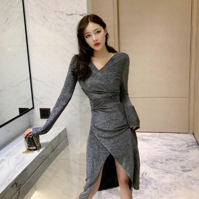 Rochie asimetrică de damă, cu decolteu spitz și cu fantă