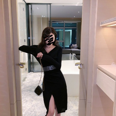 Rochie asimetrică de damă, cu decolteu spitz și cu fantă