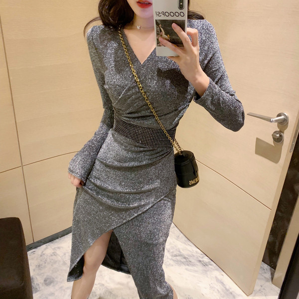 Rochie asimetrică de damă, cu decolteu spitz și cu fantă